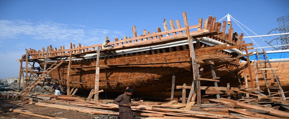 Pakistanlı marangozlar balıkçı teknesi inşa ediyor