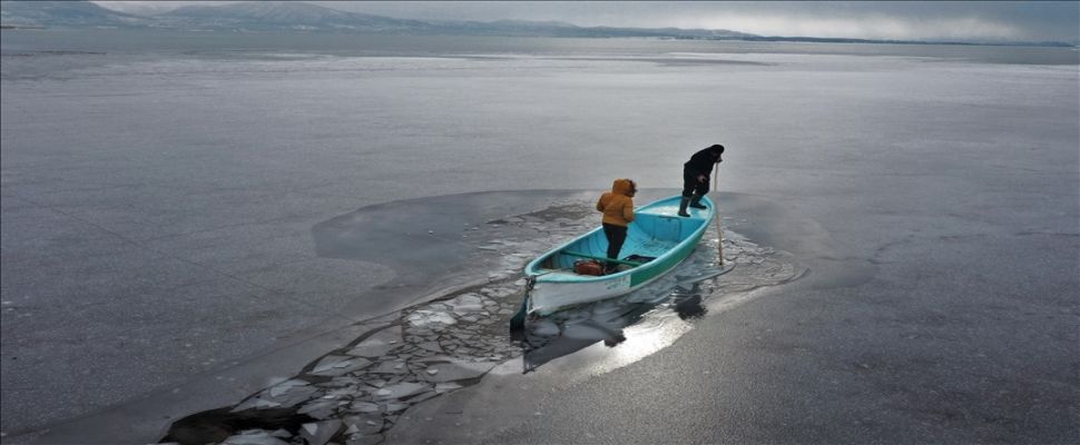Tatlı su balıkçıları dondurucu soğukta buzları kırarak avlanıyor