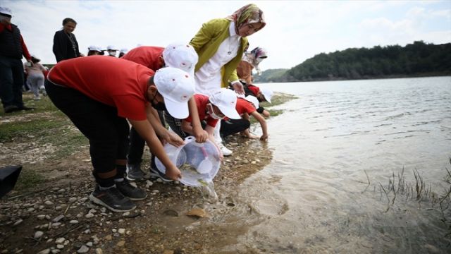 Adana'da ilkokul öğrencileri gölete yavru balık bıraktı