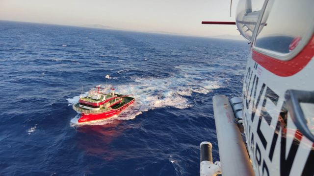 İzmir'de balıkçı teknesinde fenalık geçiren kişi helikopterle kurtarıldı