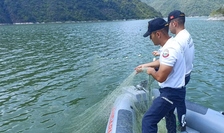 Jandarma Asayiş Bot Komutanlığı ekipleri 18 bin metre kaçak ağ ele geçirdi