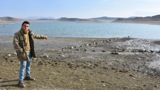 Baraj suyu 1 kilometre çekildi