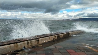 İzmir'de rüzgar ve sağanak etkili oldu