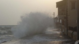 Lodos dalgaları Küçükkuyu sahillerini dövdü