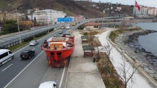 Tekne taşıyan çekici, tünele sıkıştı