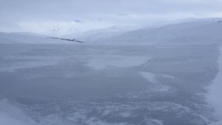 Yüksekova'da baraj gölü dondu