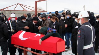 Balık tutmaya gittiği denize düşerek boğulan uzman çavuş toprağa verildi