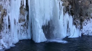 Dondurucu soğuklarda nehir ve şelaleler buz tuttu
