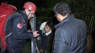 Falezlerde şarjı bitince kayalıklarda mahsur kaldı