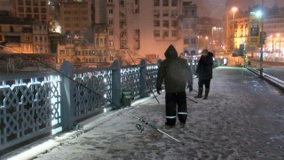 Kar yağışına rağmen yasak kalkınca Galata Köprüsü'ne balık tutmaya koştular 