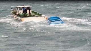 Lodosta sürüklenen sandalı batmaktan balıkçılar kurtardı