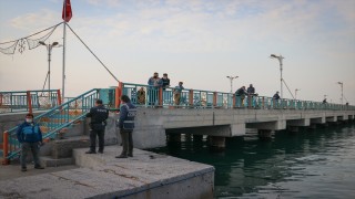 Hatay'da amatör balıkçının oltasına tabanca takıldı