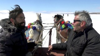 Mart sonunda buzla kaplı Çıldır Gölü'nde atlı kızak keyfi