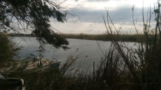 Mersin'de gölde alabora olan balıkçı teknesinde boğulan iki kişi toprağa verildi