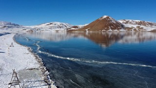 Ağrı'daki buzla kaplı doğa harikası Balık Gölü çözülmeye başladı