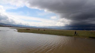 Karların erimesi ile Kura Nehri taştı, ova göle döndü