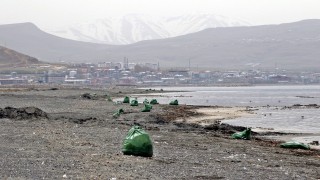 Van Gölü sahilinde 10 ton çöp toplandı