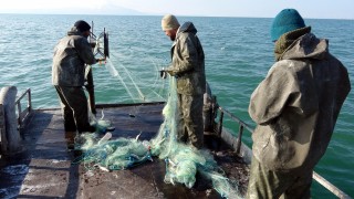 Yasak başladı, Vanlı balıkçılar teknelerini bakıma aldı