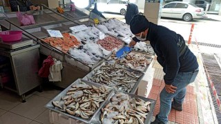 Sinop’ta kısıtlama günlerinde balık tezgahları boş kalmıyor