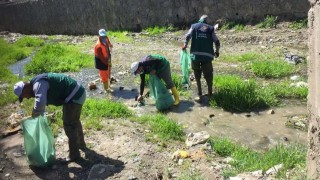 Van Büyükşehir Belediyesi derelerde temizlik çalışması yapıyor