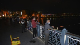 Balık tutkunları, kademeli normalleşmenin 3. etabının başlamasıyla gece Galata Köprüsü'nde buluştu