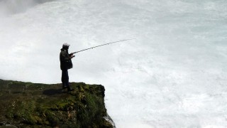 Şelale altında tehlikeli balık avı