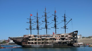 Alanya'da tekne yangınları sonrası denizde temizlik