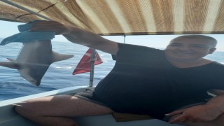 Amatör balıkçının ağına köpek balığı yavrusu takıldı