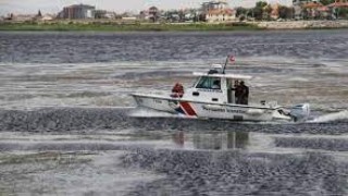 Balık avlamak için tekneleriyle göle açılan 5 arkadaştan biri kayboldu