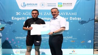 Marmara Denizi’nde ‘Zafer Dalışı’ yaparak Türk bayrağı açtılar