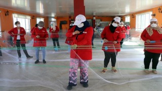 Balık ağları kadınların maharetli ellerinde örülüyor