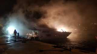 Bebek Sahili'nde dün yanan tekne gece çıkan ikinci yangında battı 