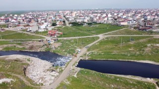 Çorlu Deresi'nden korkanlar göçüyor; yine simsiyah akıyor