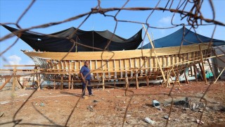 Gazze'de zorluklar içerisinde 21 metrelik balıkçı teknesi inşa ediliyor