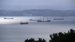 Karadenizli balıkçılar kötü hava koşulları yüzünden Sinop limanına sığındı
