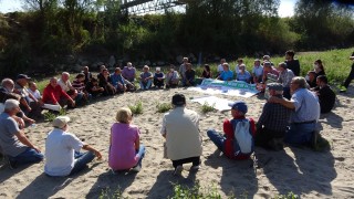 4 ilin çevrecileri, oturarak Büyük Menderes'teki kuraklığa dikkat çekti