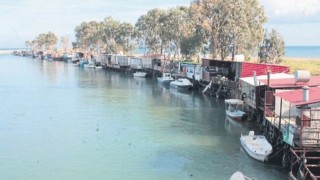 Anamur'da Dragon Çayı kenarında bulunan barakalar yıkılıyor