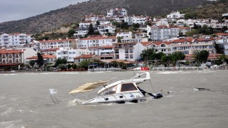 Datça'da fırtına; 1 tekne battı