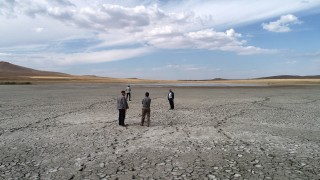 Kuruyan Acı Göl'de kurbağa bile kalmadı