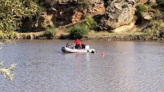 Kayığı alabora olan balıkçı, çayda aranıyor