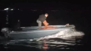 Kaçarken midye dolu çuvalları denize attılar