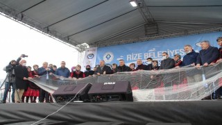 Rize'deki festivalde 2,5 ton hamsi 2 saatte tüketildi