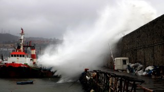 Zonguldak'ta 7 metrelik dalgalar oluştu, balıkçılar denize açılamadı