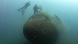 "Hayalet ağ" ile kaplanan batık kargo uçağı temizlendi