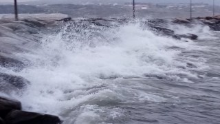 Sinop'ta şiddetli fırtına deniz ulaşımı ve balıkçılığı olumsuz etkiledi