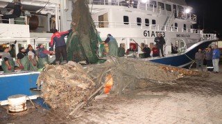 Balıkçıların ağına uçak parçaları takıldı