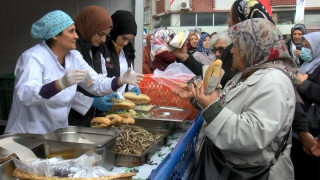 Bayrampaşa'da düzenlenen festivalde 3 ton hamsi dağıtıldı