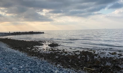Hatay'da deniz suyu çekildi