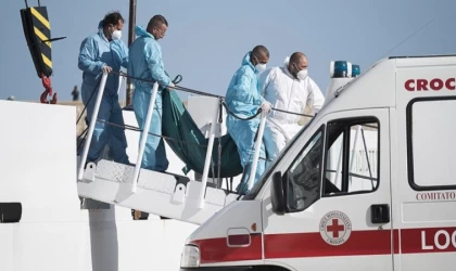 İtalya açıklarında batan teknede 43 düzensiz göçmen yaşamını yitirdi