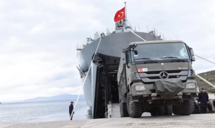 TCG Sancaktar ve TCG Bayraktar gemileriyle deprem bölgesine iş makineleri gönderildi